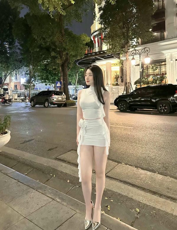 ảnh gái mặc váy ngắn 33