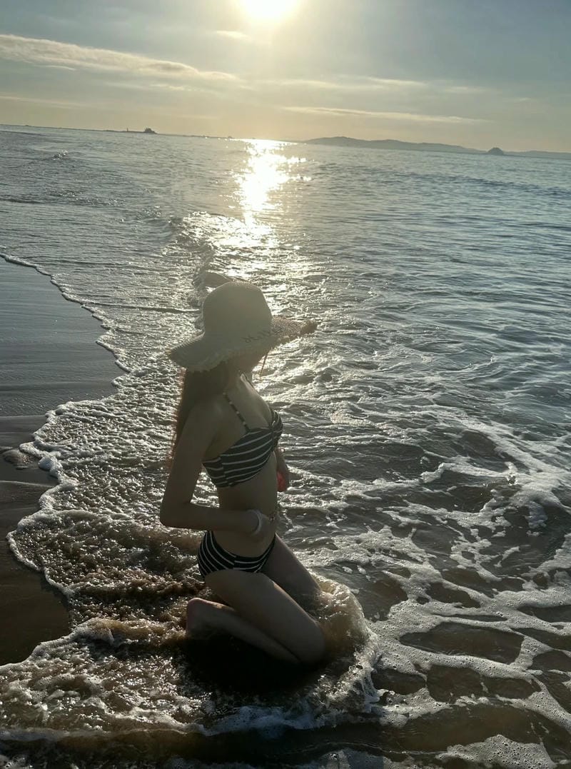 ảnh gái xinh mặc bikini đi biển che mặt