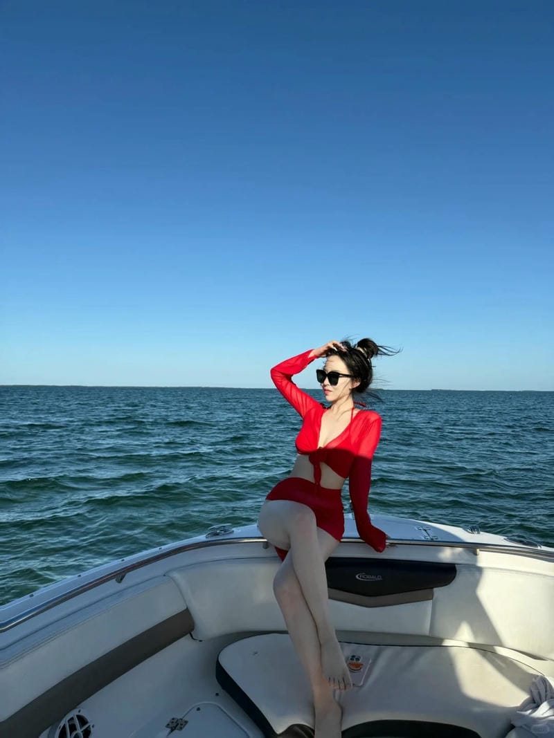 bikini lọt khe màu đỏ 6