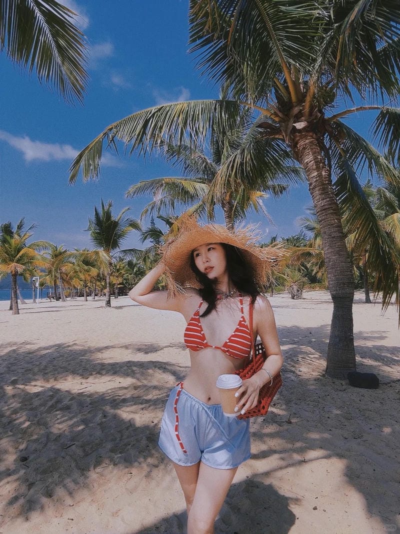 bikini lọt khe màu đỏ 7