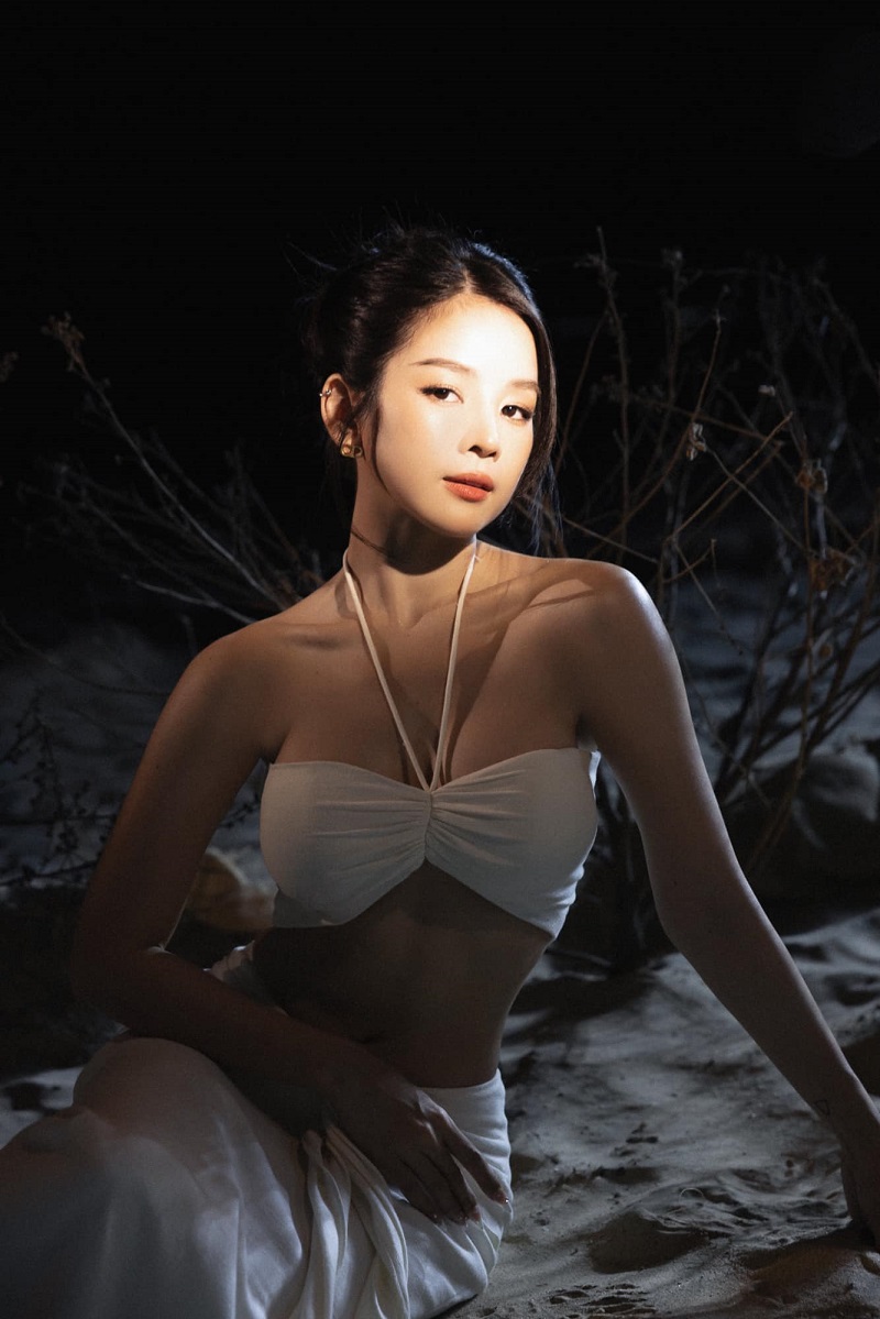 dj mie bikini 32