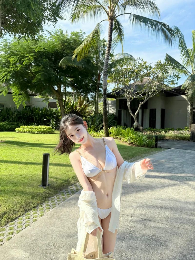 gái cấp 2 mặc bikini 25