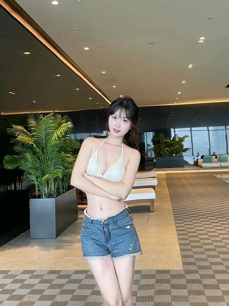 gái mặc bikini trắng 11