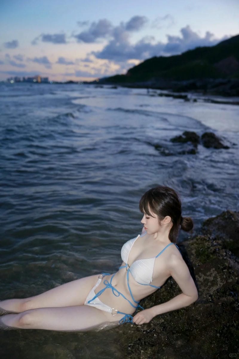 gái mặc bikini trắng 18