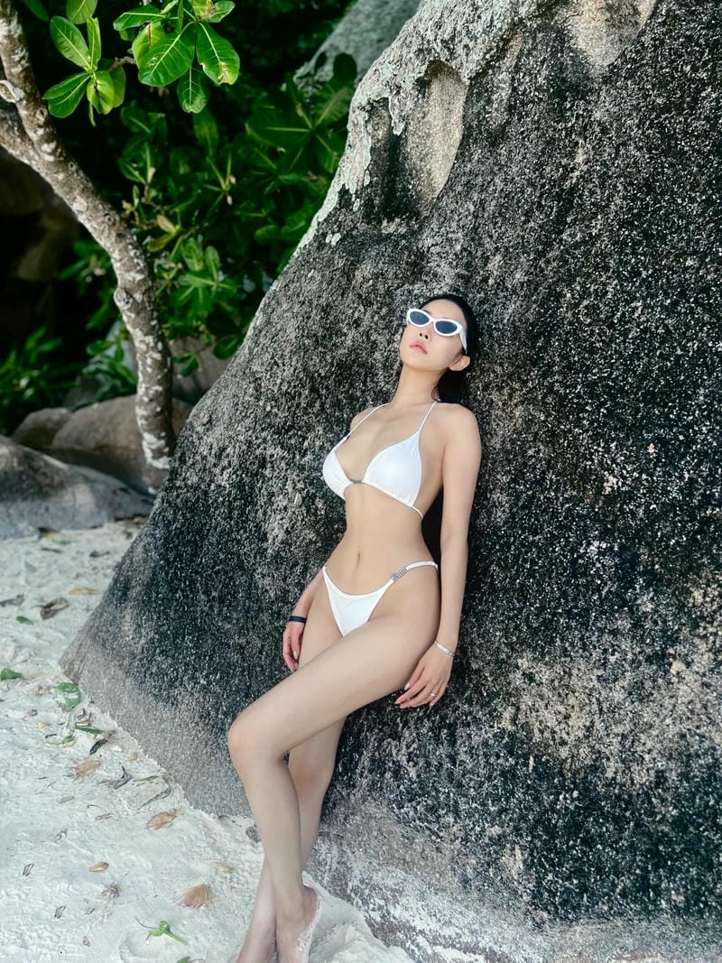 gái mặc bikini trắng 19