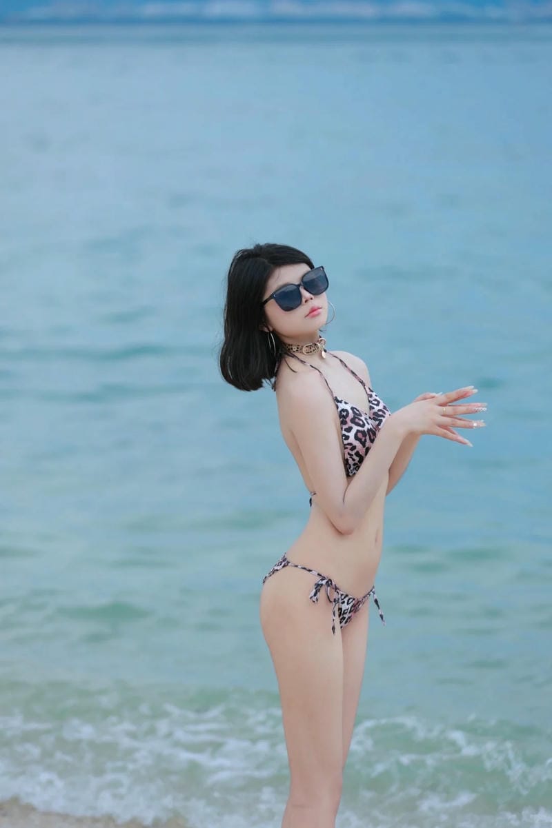 gái xinh mặc bikini đi biển 10