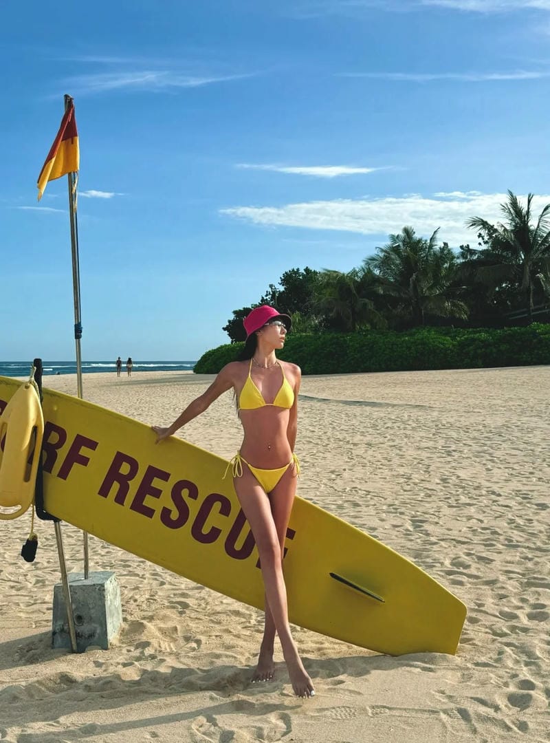 gái xinh mặc bikini đi biển 18