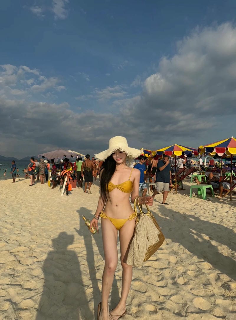 gái xinh mặc bikini đi biển 20