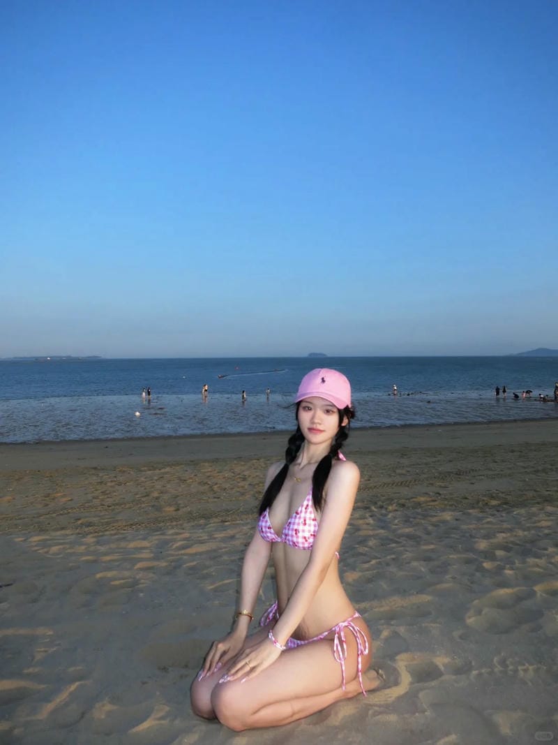 gái xinh mặc bikini đi biển 21