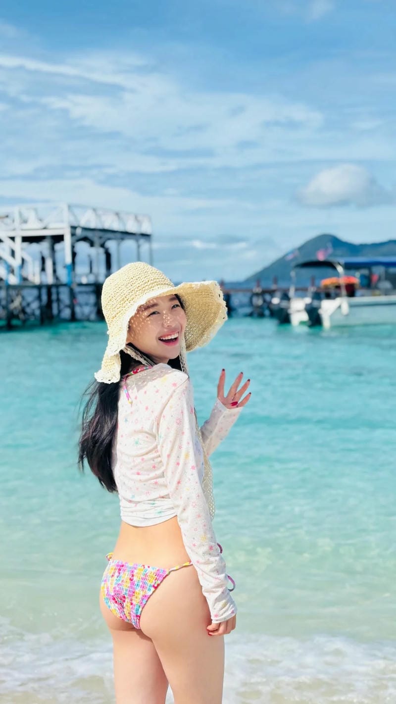 gái xinh mặc bikini đi biển 22