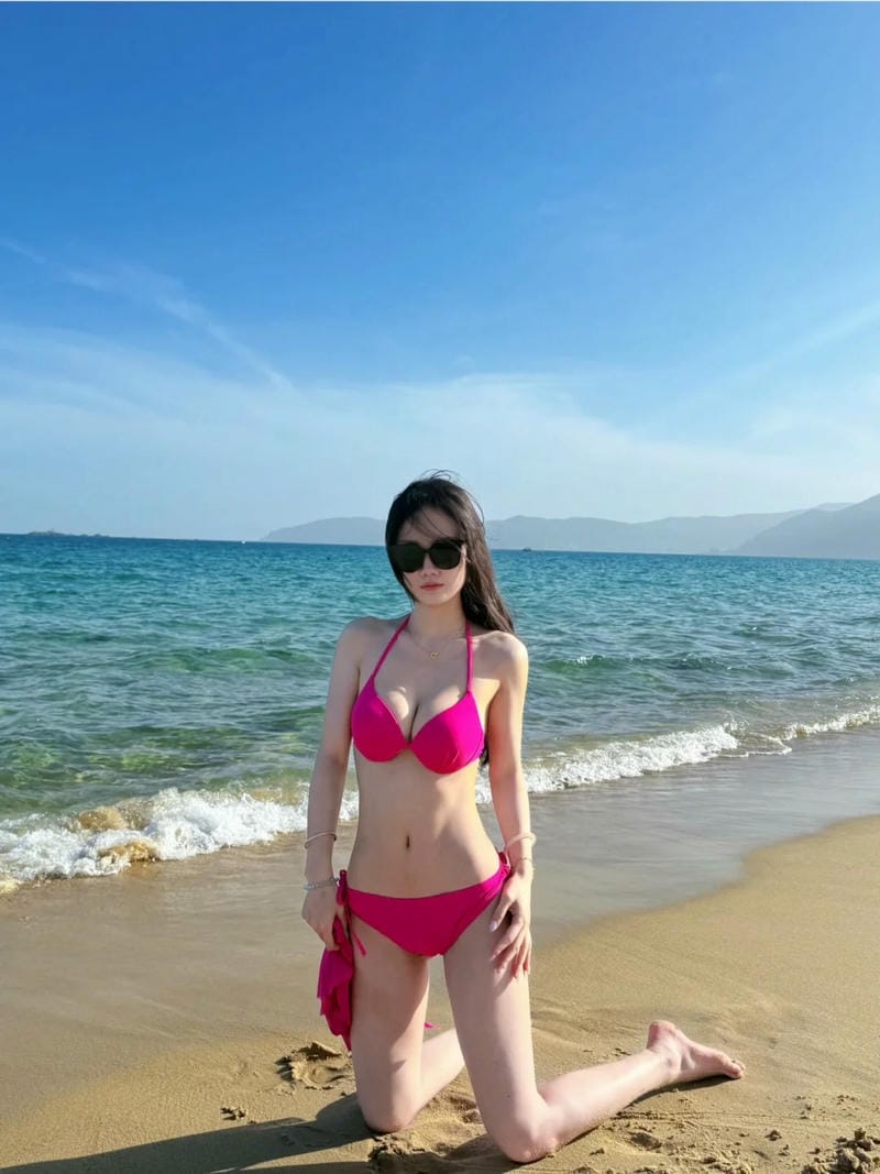 gái xinh mặc bikini đi biển 24