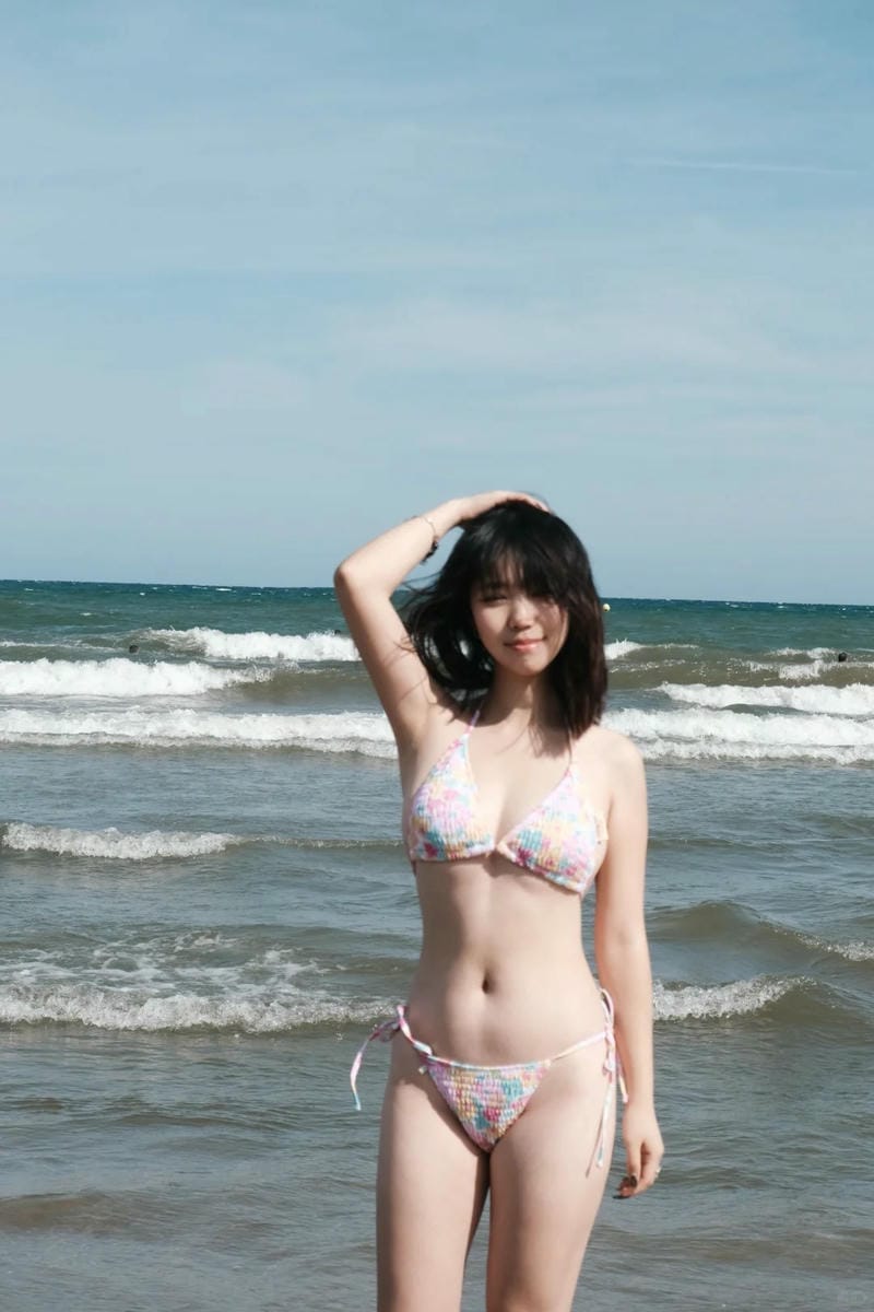 gái xinh mặc bikini đi biển 27