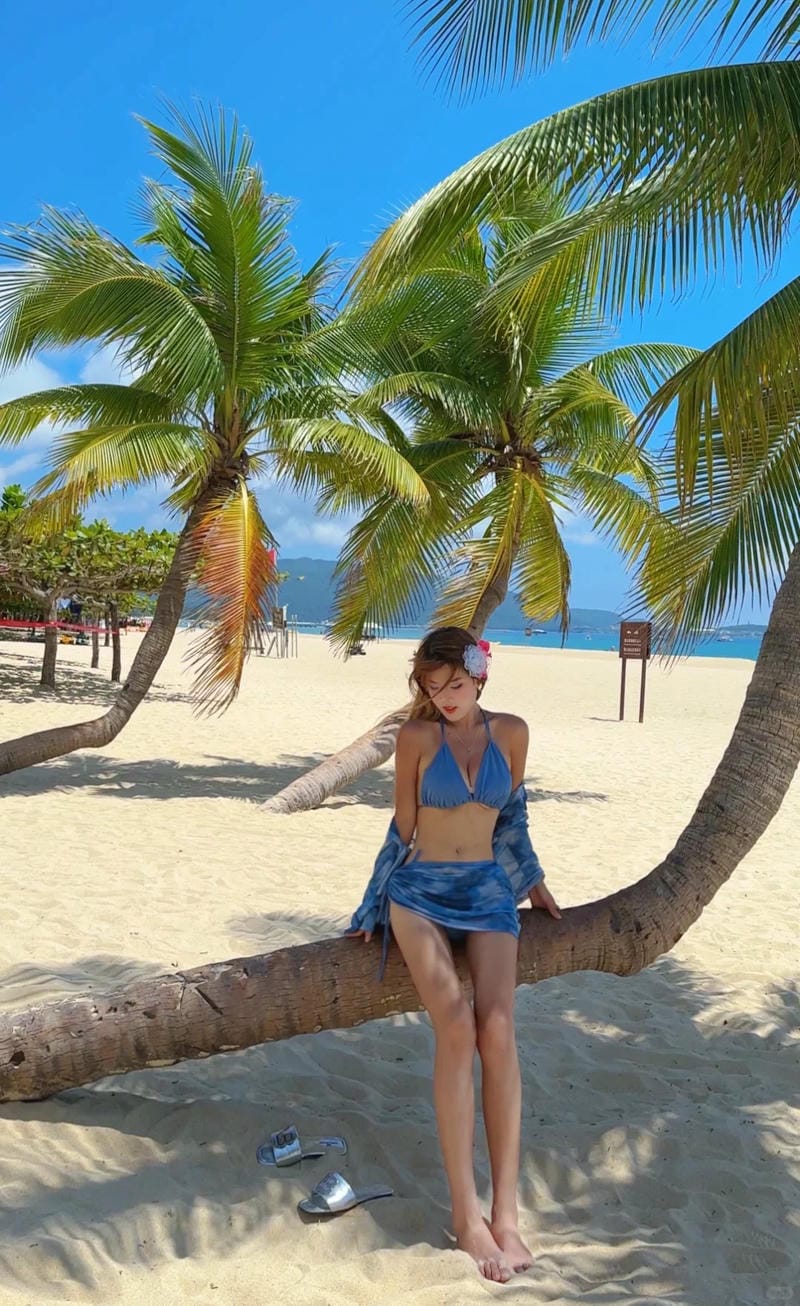 gái xinh mặc bikini đi biển 29