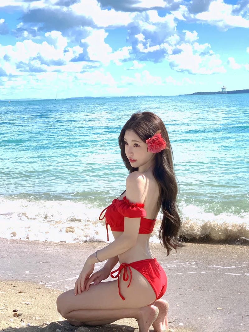 gái xinh mặc bikini đi biển 3