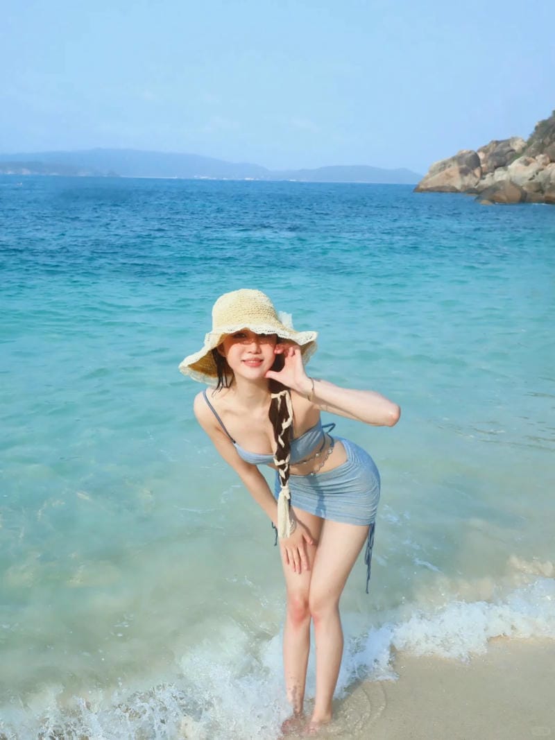 gái xinh mặc bikini đi biển 5