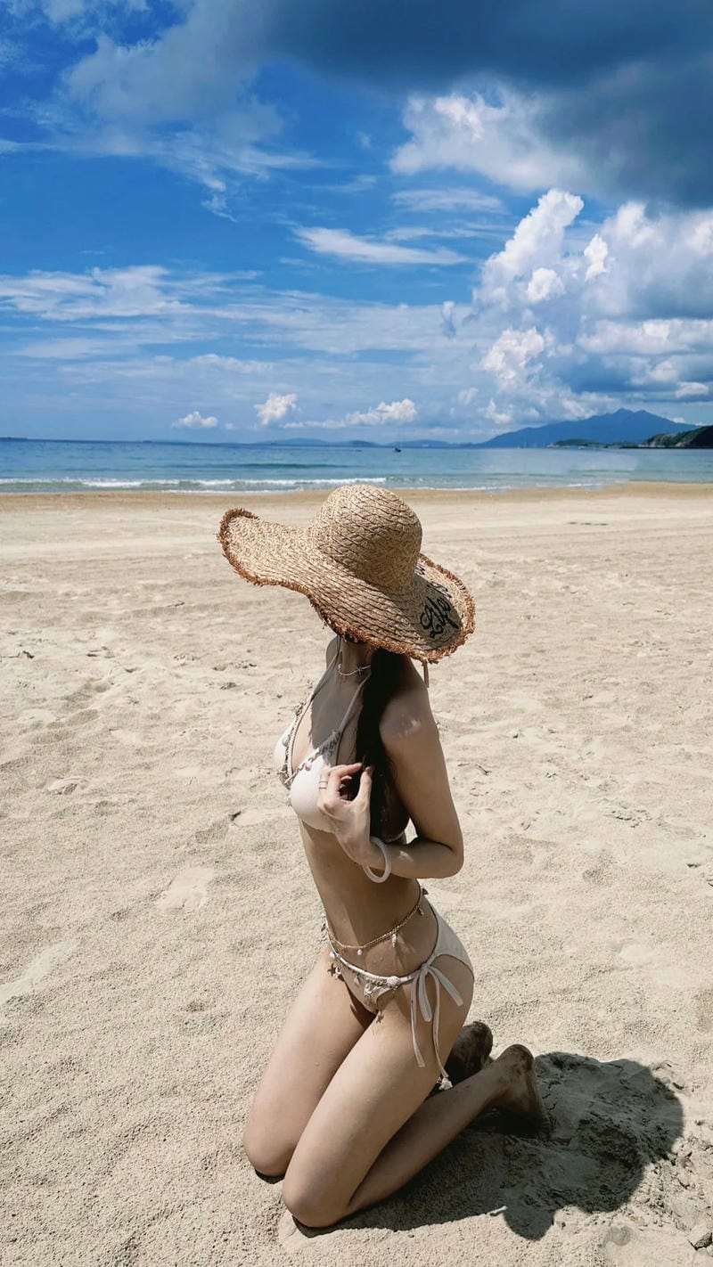 gái xinh mặc bikini đi biển 7