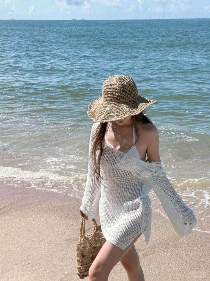 gái xinh mặc bikini đi biển che mặt