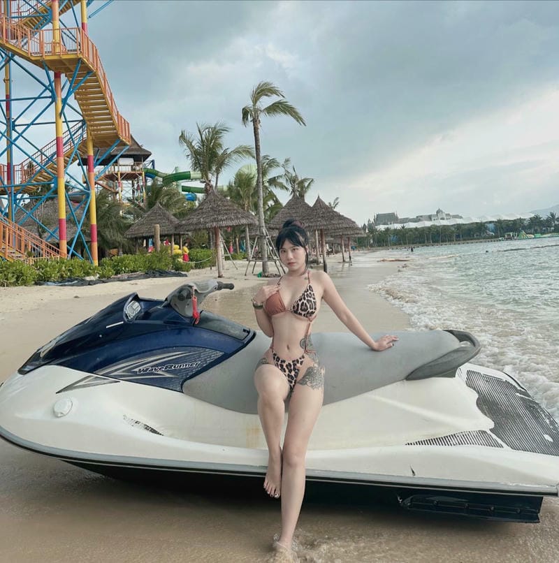 linh miu bikini 21