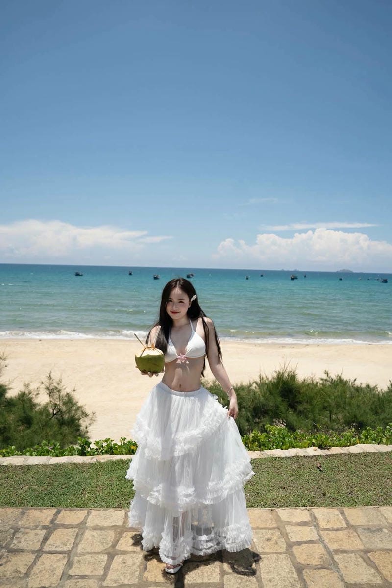 thị nhung mặc bikini 2