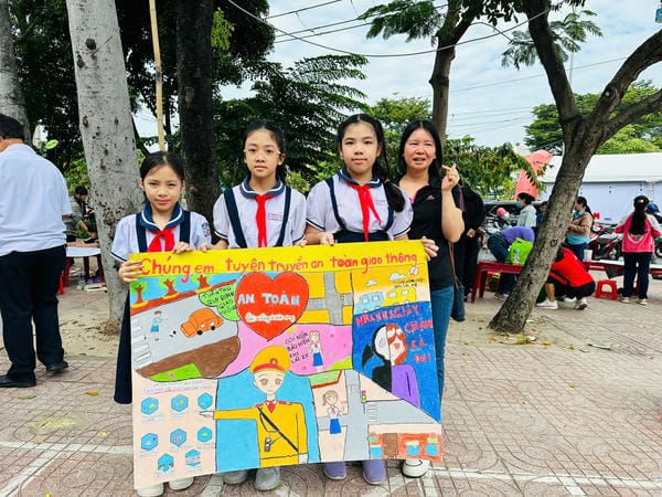 tranh vẽ an toàn giao thông đạt giải nhất 12