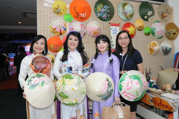 tranh vẽ nón lá 28