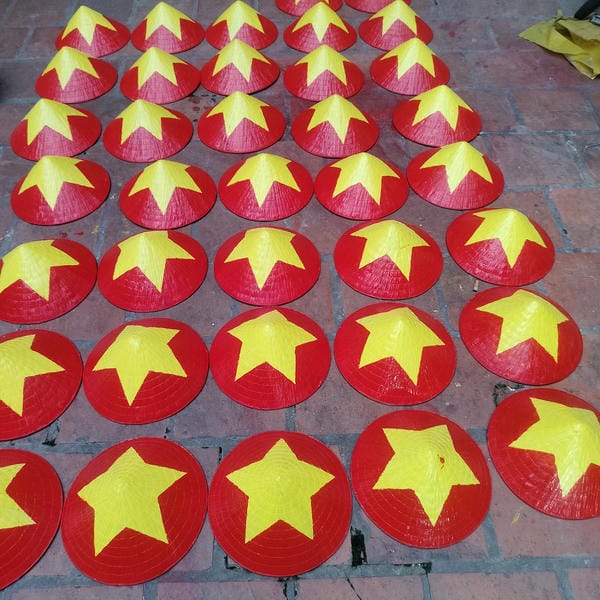 tranh vẽ nón lá 6