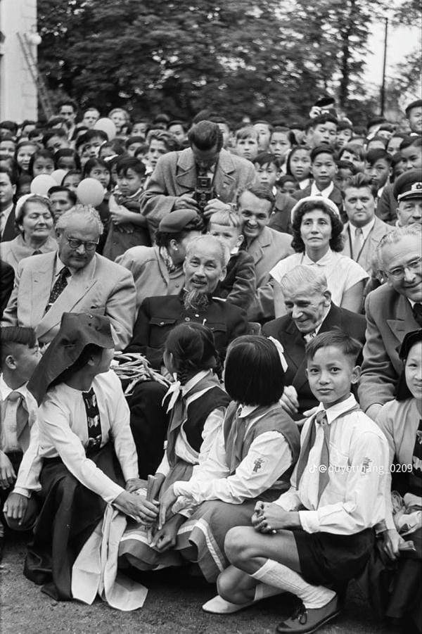 ảnh bác hồ đen trắng 11