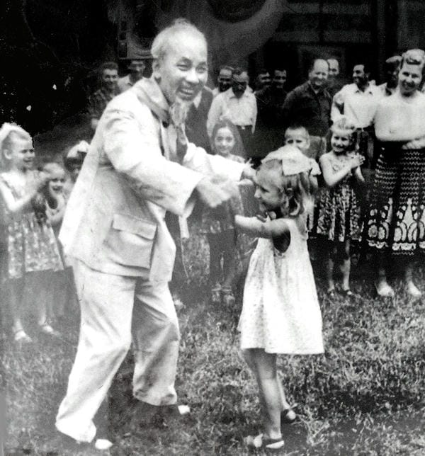 ảnh bác hồ đen trắng 18