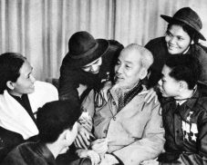 193+ Ảnh Bác Hồ đen trắng thân quen khiến người xem xúc động