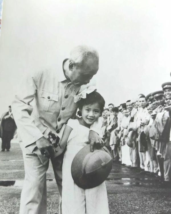 ảnh bác hồ đen trắng 21