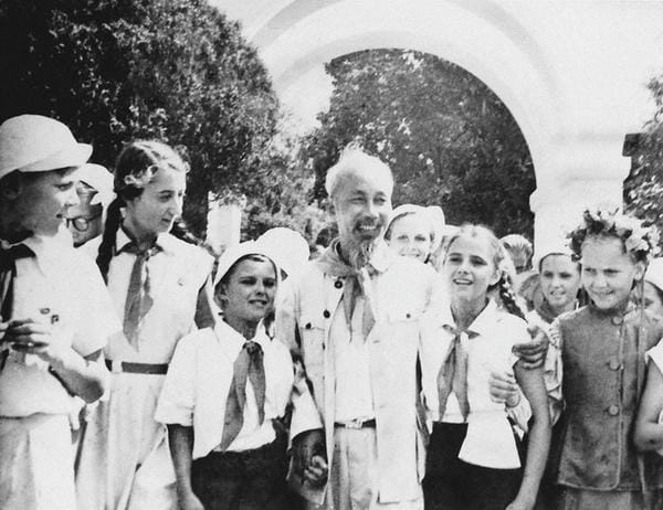 ảnh bác hồ đen trắng 25