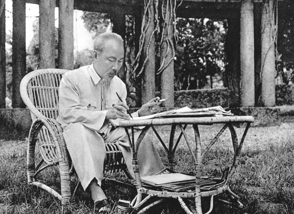 ảnh bác hồ đen trắng 9