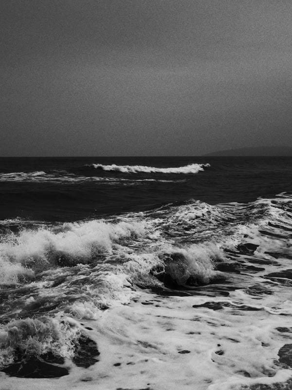 ảnh biển đen trắng 23