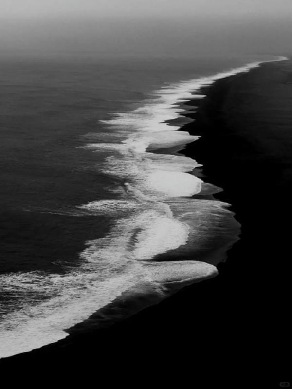 ảnh biển đen trắng 25