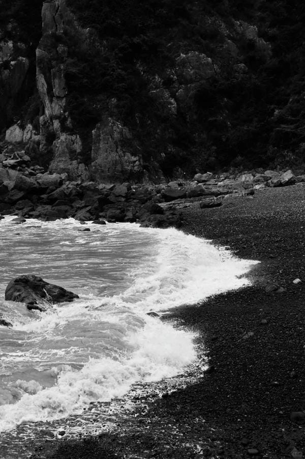 ảnh biển đen trắng 26