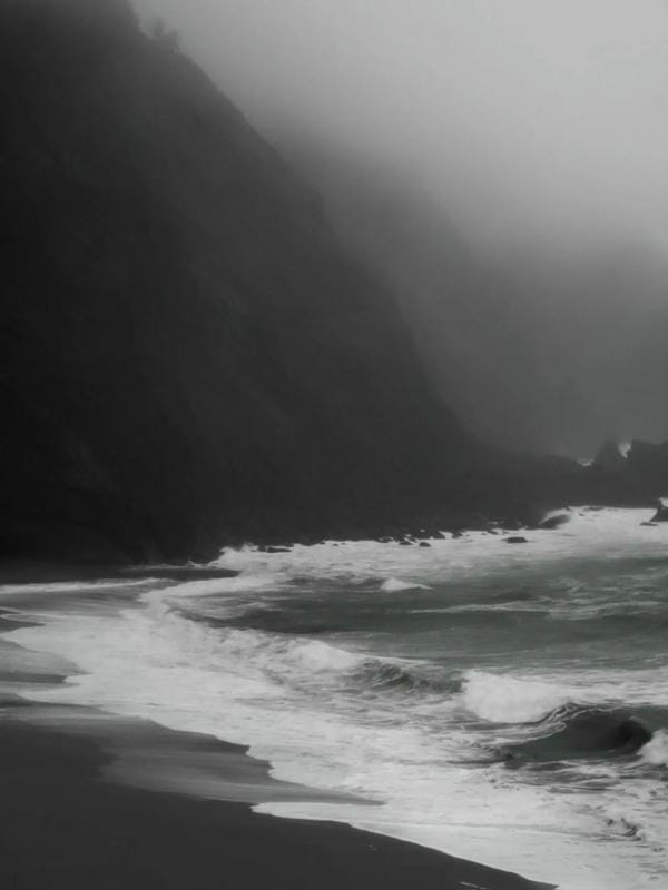 ảnh biển đen trắng 27