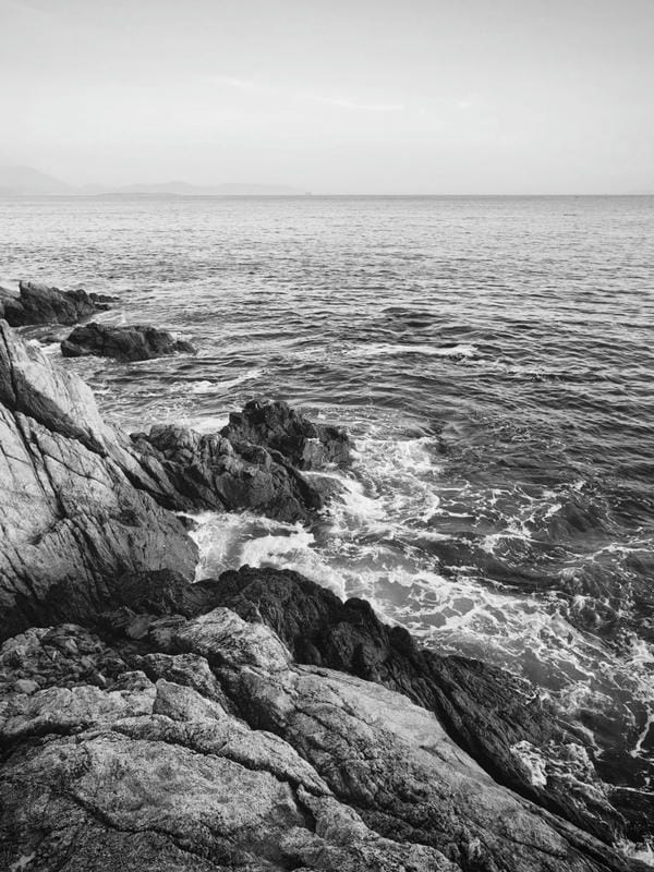 ảnh biển đen trắng 5