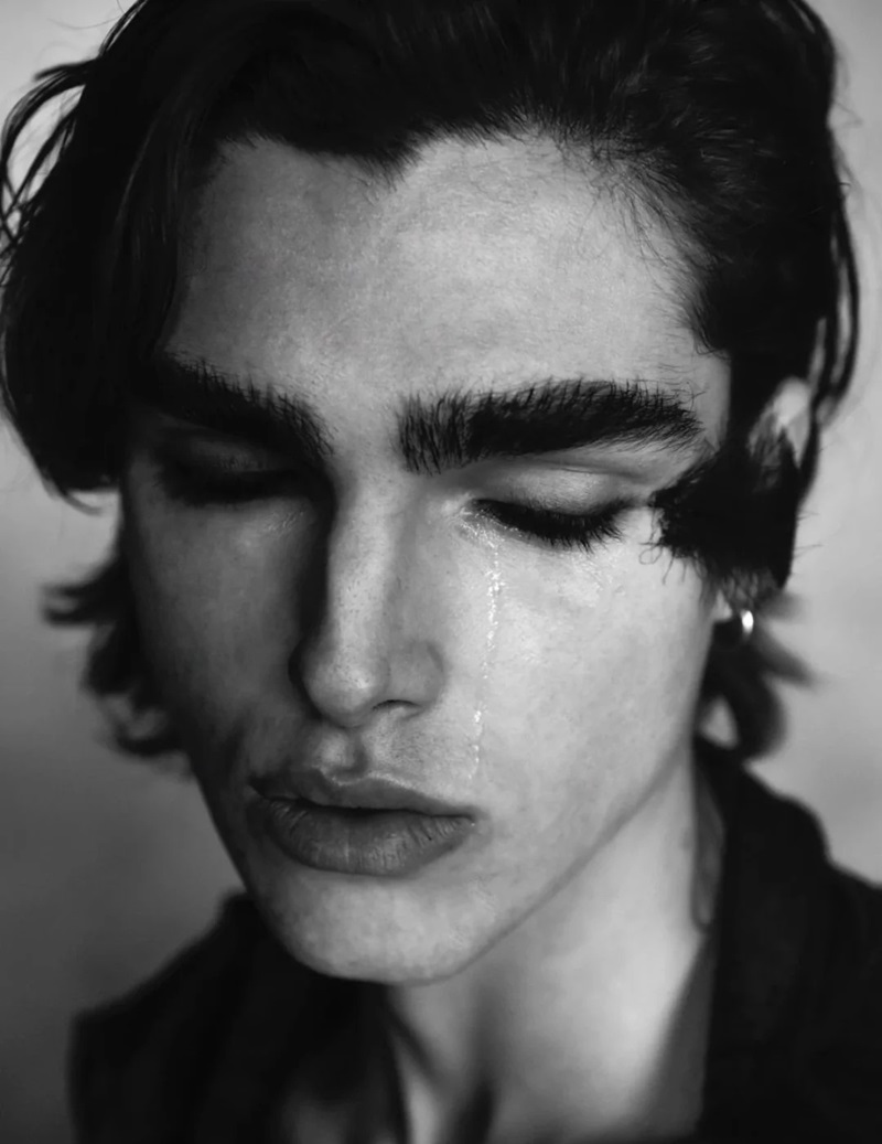 ảnh con trai buồn khóc