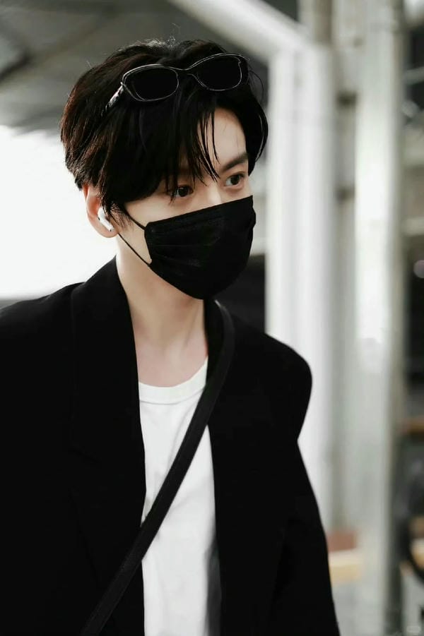 ảnh con trai đeo khẩu trang đen 10