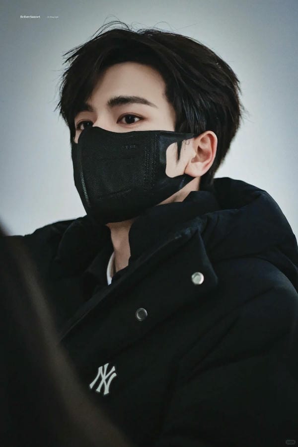 ảnh con trai đeo khẩu trang đen 11