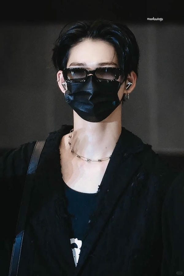 ảnh con trai đeo khẩu trang đen 12