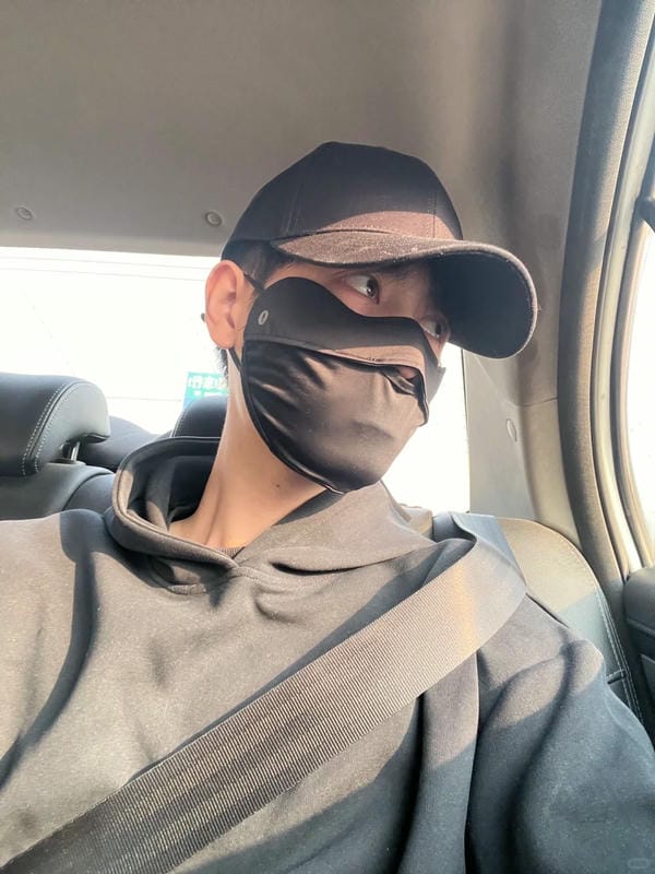 ảnh con trai đeo khẩu trang đen 13