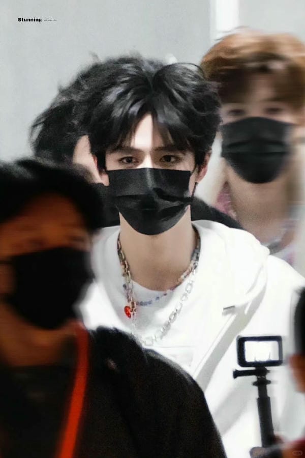 ảnh con trai đeo khẩu trang đen 19