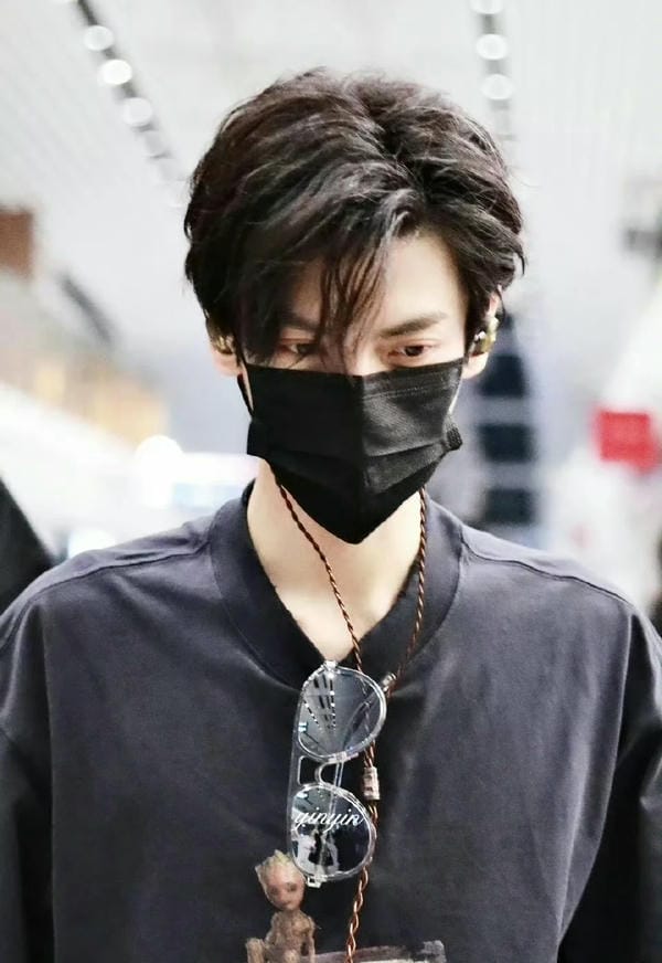 ảnh con trai đeo khẩu trang đen 2
