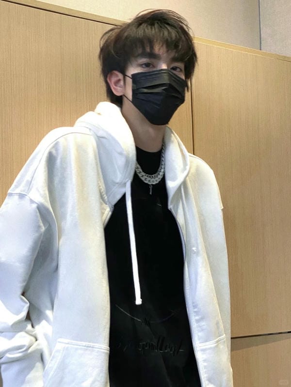 ảnh con trai đeo khẩu trang đen 21