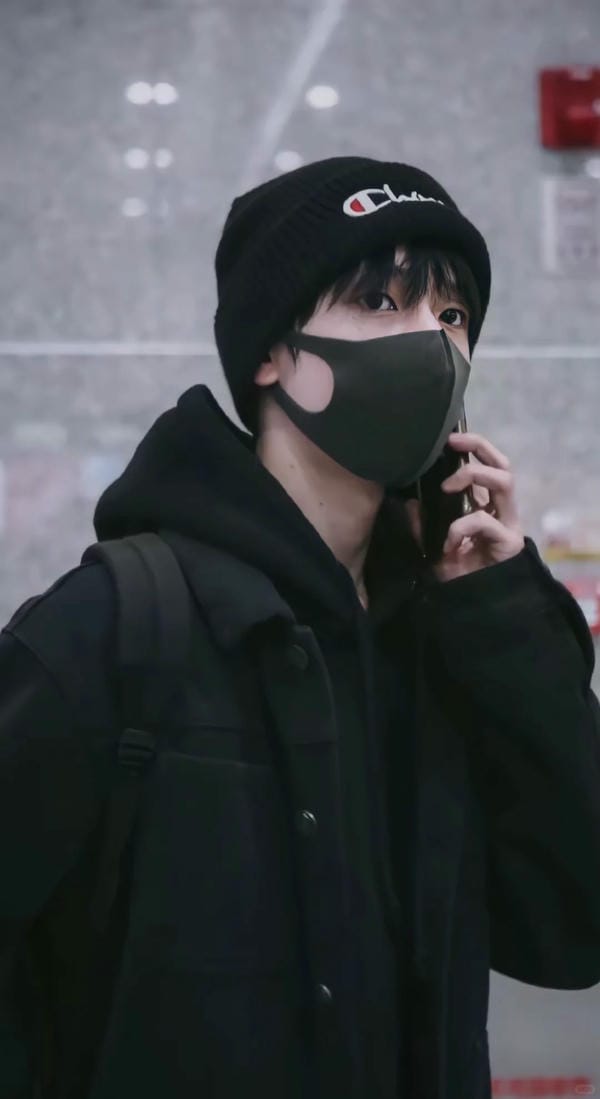 ảnh con trai đeo khẩu trang đen 23