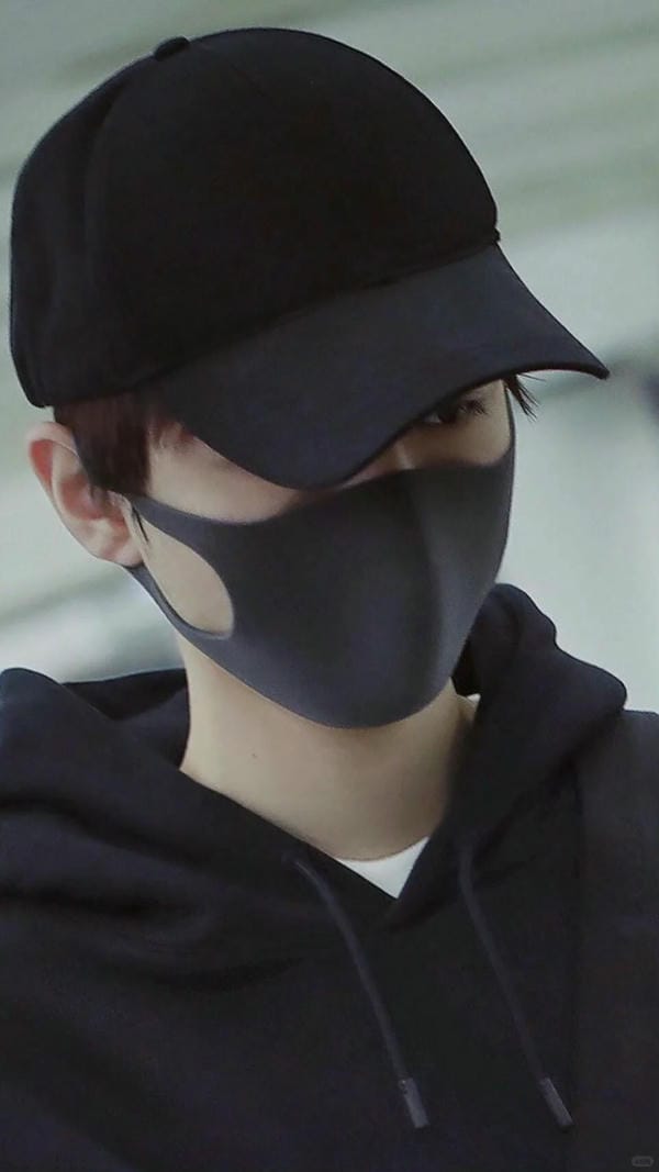 ảnh con trai đeo khẩu trang đen 24