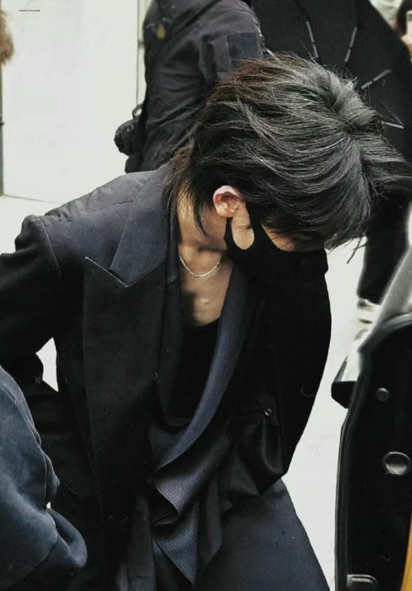 ảnh con trai đeo khẩu trang đen 25