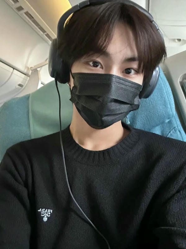 ảnh con trai đeo khẩu trang đen 26