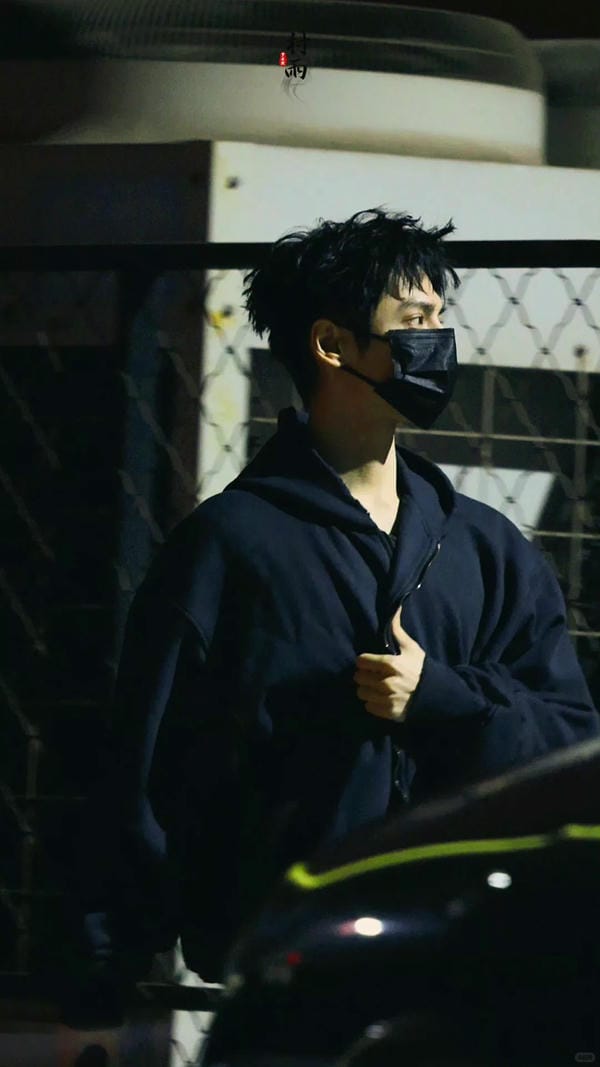 ảnh con trai đeo khẩu trang đen 3